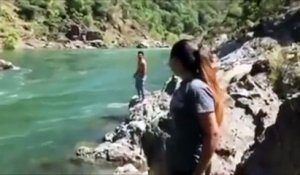 Il saute à l'eau et se fait emporter par le courant...