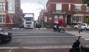 Accrochage entre un poids lourd et une voiture garée (Amiens)