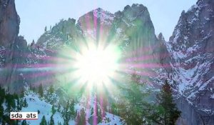 Moment magique : le soleil transperce une montagne (Suisse)