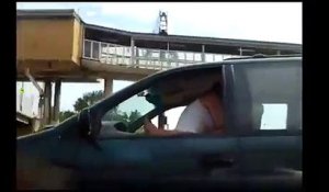 Il surprend un couple qui s'envoi en l'air tout en conduisant sur l'autoroute