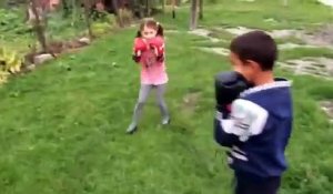 Une petite fille met une raclée à un garçon pendant un combat de boxe