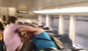 Deux hommes se battent dans un train, puis s'embrassent pour s'excuser