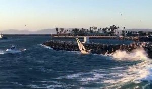 Intervention risquée pour sauver un voilier projeté contre les rochers