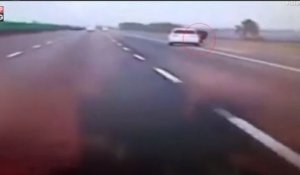 Après une dispute, une femme se jette de la voiture de son petit-ami en pleine route (vidéo)