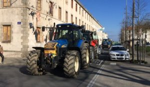 Des agriculteurs manifestent devant la préfecture