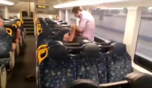 Deux hommes se battent dans un train