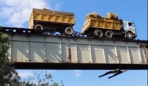 Ce camion roule sur un pont... ferroviaire sur les rails du train en équilibre !