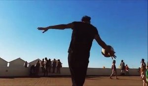 Ce danseur hip-hop fait tourner un ballon de basket en même temps !!