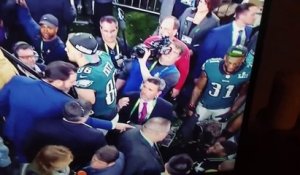 Kevin Hart essaye de monter sur la scène du Super Bowl et squatte une interview en direct à la TV !!