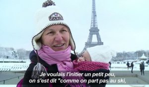 Neige à Paris: les touristes se régalent face à la Tour Eiffel