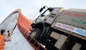 Ce camion escalade une pente vertigineuse... Incroyable