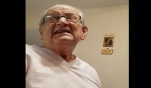 Ce papi apprend qu'il a 98 ans, sa réaction est géniale !