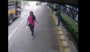 Une jeune femme descend d’un bus quand il repart !! Très mauvaise idée !