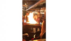 Un cuisinier fait des flammes dans un restaurant (Fail)
