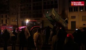 VIDEO. A Niort, le coup de colère nocturne des agriculteurs en colère