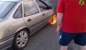 Il tente un dérapage avec sa voiture mais ça tourne mal... Pneu en feu