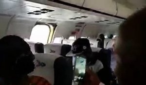 Panique dans un avion: L'issue de secours se détache à l’atterrissage - VIDEO