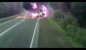 Impressionnante collision entre 2 camions poids-lourds