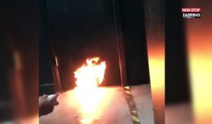 Un homme met le feu aux toilettes pendant que son ami est dedans (Vidéo)