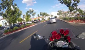 Ce motard donne des roses aux inconnus pour la Saint-Valentin !