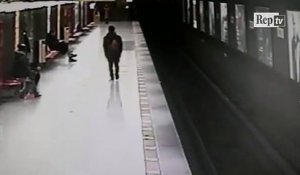 Il saute sur les rails de métro pour sauver un enfant imprudent