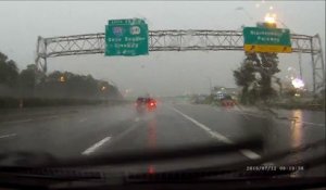 La foudre tombe sur l'autoroute