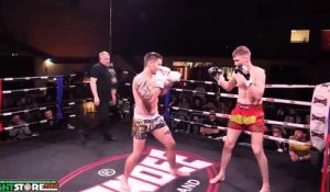 High kick incroyable de ce combattant Muay Thai au moment de sa chute