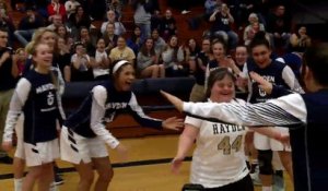 Une lycéenne trisomique marque un panier pendant un match avec son équipe de basket