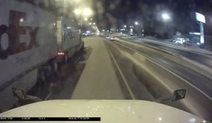 Un automobiliste prend des mauvaises décisions devant deux camions ! WTF