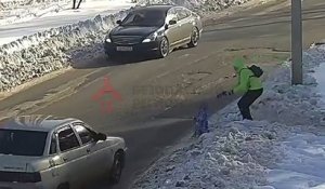Un enfant de 2 ans court et se fait percuter par une voiture