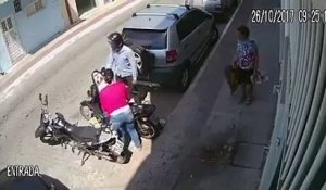 Un voleur de moto se fait mettre une belle correction par des voleurs