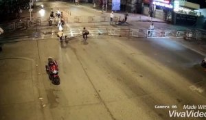 Un motard arrive comme un dingue à un passage à niveau