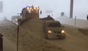 Un chasse-neige aide une voiture (France)