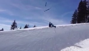 Ce skieur perd ses 2 skis dans le halfpipe en ratant son saut !