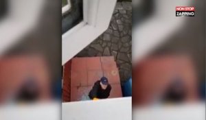 Angleterre : Un homme surprend un cambrioleur en train d’enfoncer sa porte (Vidéo)