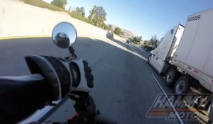Miracle : ce motard tombe sous un camion à pleine vitesse sur l'autoroute et s'en sort indemne !