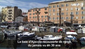 La baie d'Ajaccio recouverte de neige, du jamais vu en 30 ans