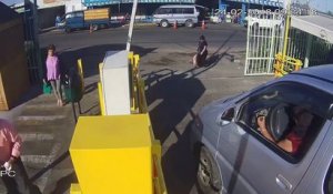 Une conductrice se foire avec sa boite automatique en sortant d’un parking
