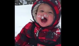 Ce bébé adore manger la neige la tête plongée dedans !