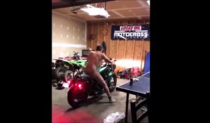 Faire de la moto bourré, à poil dans son garage... Très mauvaise idée