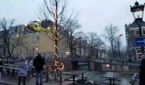 Amsterdam : Un hélico atterrit sur un pont !