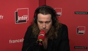 Julien Doré au micro de Léa Salamé