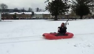 Jouer de la cornemuse tracté dans la neige par un quad