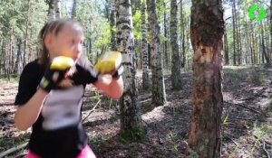 La puissance de cette jeune fille championne de boxe qui détruit un arbre à coup de poing
