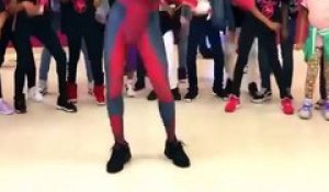 Spider-Man s'invite à ton cours de danse et défonce tout!