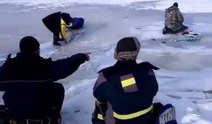 Russie : Une vague sous la glace arrive et engendre la peur aux pêcheurs !