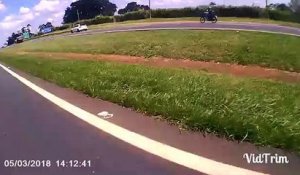 Ce motard eclate un radar à coups de barre en bois