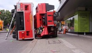 Ce camion de pompier rate un virage bien comme il faut