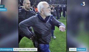 Le président d'un club de foot grec descend sur la pelouse armé - ZAPPING ACTU DU 13/03/2018