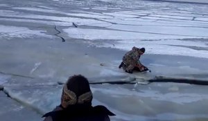 Des pêcheurs sur glace se font surprendre par une vague qui casse la glace